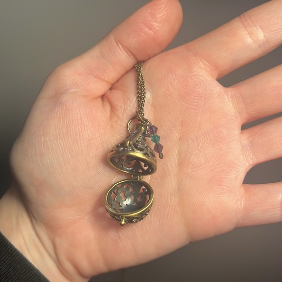 Gold tone diffuser locket necklace with teal and purple Swarovski crystals - Picture 2 of 2